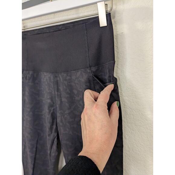 CRZ YOGA Women's Size XS Black Gray Camo Full Length Ruched Leggings $36 MSRP - Picture 3 of 6